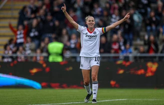 DEU, Frankfurt, Eintracht Frankfurt vs RB Leipzig, Google Pixel Frauen Bundesliga DFB, Saison 2526, Stadion am Bretanobad, 3 Spieltag, im Bild Laura Freigang Eintracht Frankfurt 10 jubilates over the goal by Rebecka Blomqvist Eintracht Frankfurt 28 DFB DFL REGULATIONS PROHIBIT ANY USE OF PHOTOGRAPHS AS IMAGE SEQUENCES AND OR QUASI VIDEO, 22 09 2025, Copyright: HMBxMedia HendrikxHamelau