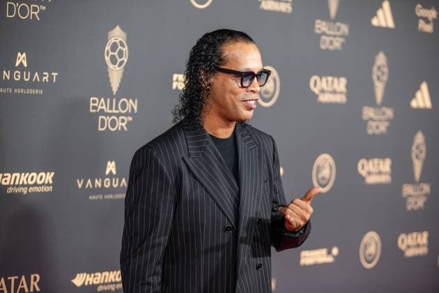 September 22, 2025, Paris, Paris, France: September 22, 2025, Paris, France: Ronaldinho, 2005 Ballon d Or winner, on the red carpet in the Tho oÂ¢tre du ChoÂ¢telet. Paris France - ZUMAp284 20250922_zip_p284_091 Copyright: xMickaelxPintax
