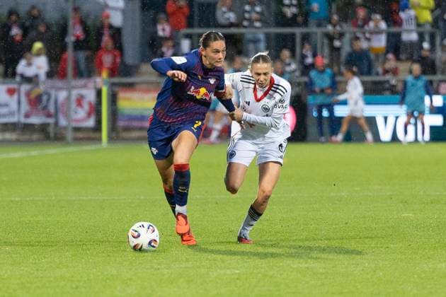 Google Pixel Womens Bundesliga Eintracht Frankfurt RB Leipzig, 22 09 2025 Giovanna Hoffmann RB Leipzig 7 Elisa Senß Senss Eintracht Frankfurt 6 in a duel for the ball, Eintracht Frankfurt RB Leipzig, Frankfurt, Stadion am Brentanobad, 22 9 2025 Copyright: xBEAUTIFULxSPORTS Gawlikx