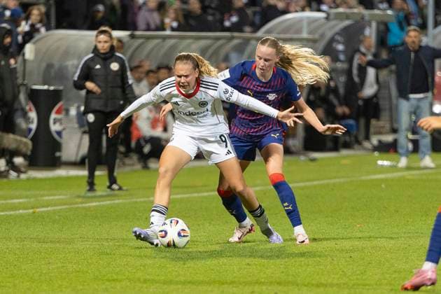 Google Pixel Womens Bundesliga Eintracht Frankfurt RB Leipzig, 22 09 2025 Jarne Teulings Eintracht Frankfurt 9 Nikoline Dudek RB Leipzig 24 in the fight for the ball, Eintracht Frankfurt RB Leipzig, Frankfurt, Stadion am Brentanobad, 22 9 2025 Copyright: xBEAUTIFULxSPORTS Gawlikx