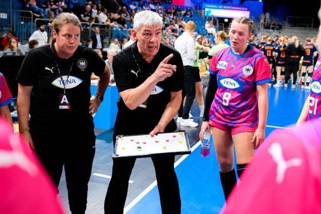 Krefeld Handball wU18 Laenderspiel Germany Netherlands Coach Gino Smits Germany in time-out Krefeld Yala Arena Germany