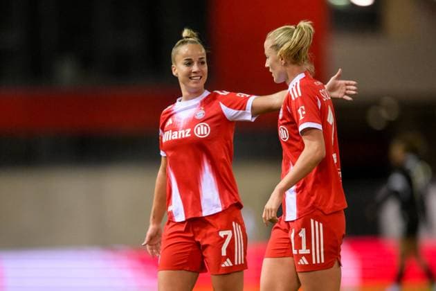 Soccer, Google Pixel Womens Bundesliga, 20250923, FC Bayern Munich SC Freiburg In the picture Goal 3 0, Goal celebration, f l Giulia GWINN Bayern, 7 , Goalscorer Lea SCHÜLLER Bayern, 11 Munich FC Bayern Campus Bayern Germany Copyright: Passion2Press MarkusxFischerx