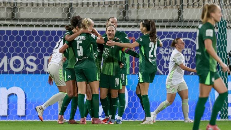 Players of VfL Wolfsburg with goal celebration, cheering, jubilant, optimistic, game scene, highlight, joy about the goal to 2 0, THE DFB REGULATIONS PROHIBIT ANY USE OF PHOTOGRAPHS AS IMAGE SEQUENCES AND OR QUASI VIDEO , 24 09 2025, Wolfsburg Germany , Football, Google Pixel Womens Bundesliga, VfL Wolfsburg SV Werder Bremen xobx
