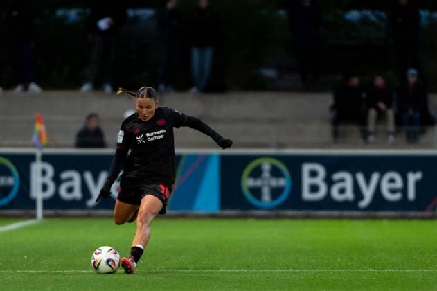 Estrelle Merino Gonzalez Bayer Leverkusen,No 10 am Ball DEU, Leverkusen, 25 09 2025 Fußball, Google Pixel Frauen Bundesliga, 4 Spieltag, Bayer 04 Leverkusen Eintracht Frankfurt DIE DFB RICHTLINIEN UNTERSAGEN JEGLICHE USUNG VON FOTOS AS SEQUENZBILDER UND OR VIDEOÄHNLICHE FOTOSTRECKEN