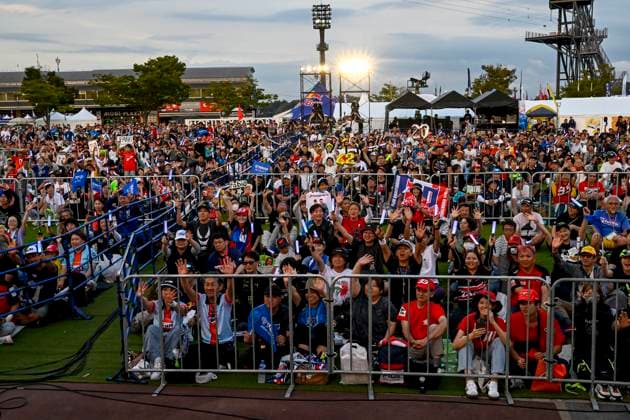 MOTO - MOTO GP - GRAND PRIX OF JAPAN 2025 QUARTARARO Fabio (fra), Monster Energy Yamaha MotoGP, Yamaha YZR-M1, portrait with fans during the 2025 MotoGP Motul Grand Prix of Japan on the Twin Ring Motegi Circuit from September 26 to 28, At Motegi, Japan - MotegiJapan  Copyright: xGIGIxSOLDANOx