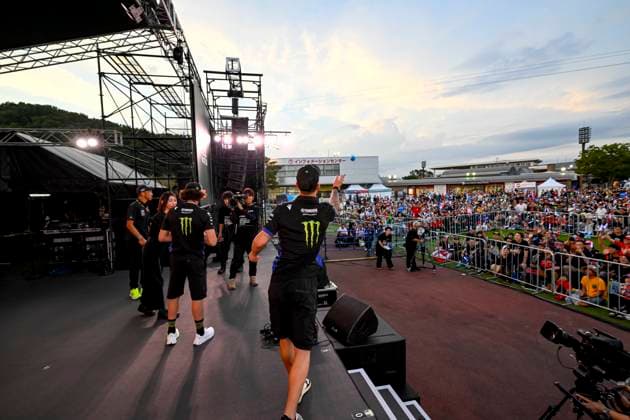 MOTO - MOTO GP - GRAND PRIX OF JAPAN 2025 QUARTARARO Fabio (fra), Monster Energy Yamaha MotoGP, Yamaha YZR-M1, portrait with fans during the 2025 MotoGP Motul Grand Prix of Japan on the Twin Ring Motegi Circuit from September 26 to 28, At Motegi, Japan - MotegiJapan  Copyright: xGIGIxSOLDANOx