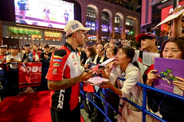 MOTO - MOTO GP - GRAND PRIX OF JAPAN 2025 CHANTRA Somkiat (tha), LCR Honda Idemitsu, Honda RC213V, portrait with fans during the 2025 MotoGP Motul Grand Prix of Japan on the Twin Ring Motegi Circuit from September 26 to 28, At Motegi, Japan - MotegiJapan Copyright: xGIGIxSOLDANOx