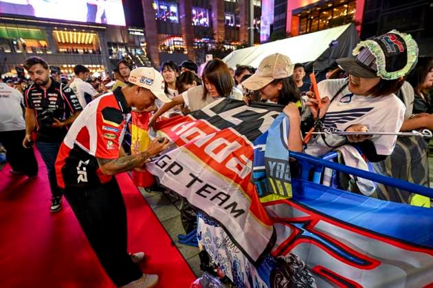 MOTO - MOTO GP - GRAND PRIX OF JAPAN 2025 CHANTRA Somkiat (tha), LCR Honda Idemitsu, Honda RC213V, portrait with fans during the 2025 MotoGP Motul Grand Prix of Japan on the Twin Ring Motegi Circuit from September 26 to 28, At Motegi, Japan - MotegiJapan Copyright: xGIGIxSOLDANOx