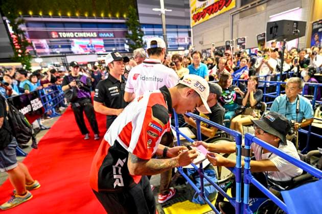 MOTO - MOTO GP - GRAND PRIX OF JAPAN 2025 CHANTRA Somkiat (tha), LCR Honda Idemitsu, Honda RC213V, portrait with fans during the 2025 MotoGP Motul Grand Prix of Japan on the Twin Ring Motegi Circuit from September 26 to 28, At Motegi, Japan - MotegiJapan Copyright: xGIGIxSOLDANOx