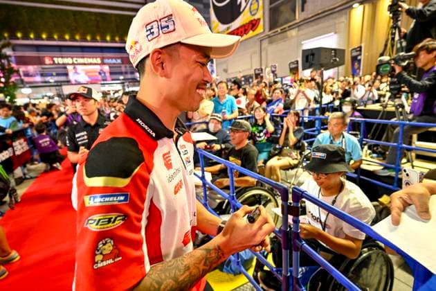 MOTO - MOTO GP - GRAND PRIX OF JAPAN 2025 CHANTRA Somkiat (tha), LCR Honda Idemitsu, Honda RC213V, portrait with fans during the 2025 MotoGP Motul Grand Prix of Japan on the Twin Ring Motegi Circuit from September 26 to 28, At Motegi, Japan - MotegiJapan Copyright: xGIGIxSOLDANOx