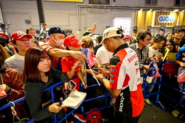 MOTO - MOTO GP - GRAND PRIX OF JAPAN 2025 CHANTRA Somkiat (tha), LCR Honda Idemitsu, Honda RC213V, portrait with fans during the 2025 MotoGP Motul Grand Prix of Japan on the Twin Ring Motegi Circuit from September 26 to 28, At Motegi, Japan - MotegiJapan Copyright: xGIGIxSOLDANOx