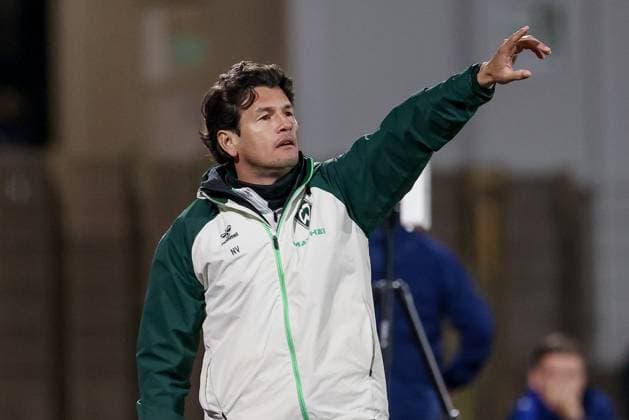 Nelson Valdez Co Coach, SV Werder Bremen II gives instructions, gestures, gestures with arms, 26 09 2025, Bremen Germany , Soccer, Regionalliga Nord, SV Werder Bremen II BSV Kickers Emden xobx