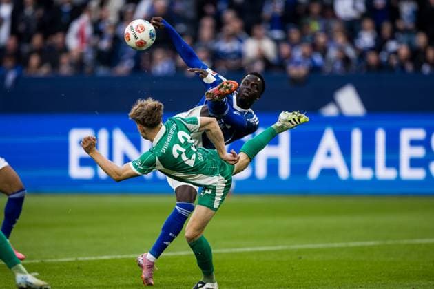 2 Soccer Bundesliga FC Schalke 04 SpVgg Greuther Fürth 26 09 2025 duel Jannik Dehm SpVgg Greuther Fürth, 23 , Christian Pierre Louis Gomis Schalke 04, 7 2 Soccer Bundesliga FC Schalke 04 SpVgg Greuther Fürth Gelsenkirchen, VELTINS Arena on 01 08 2025 DFL REGULATIONS PROHIBIT ANY USE OF PHOTOGRAPHS AS IMAGE SEQUENCES AND OR QUASI VIDEO Copyright: xBEAUTIFULxSPORTS Wunderlx