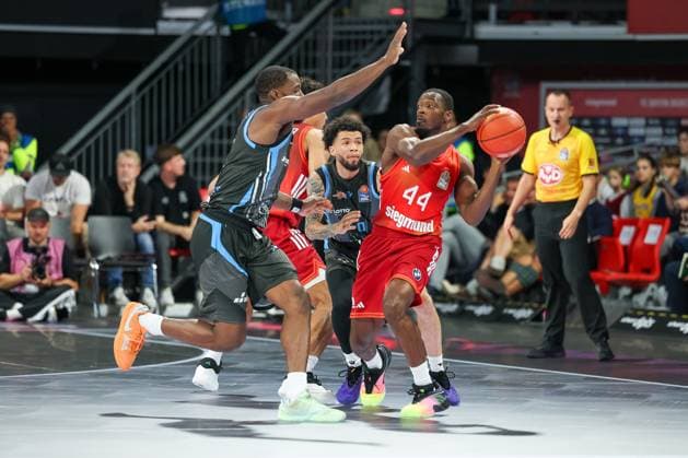 Kamar Baldwin FC Bayern Basketball, 44 with ball with Tavian Dunn Martin Science City Jena, 00 and Naz Bohannon Science City Jena, 15 , GER, FC Bayern Basketball vs Science City Jena, Basketball, easycredit Basketball Bundesliga, 1 Matchday, Season 2025 2026, 26 09 2025, GER, FC Bayern Basketball vs Science City Jena, Basketball, easycredit Basketball Bundesliga, 1 Matchday, Season 2025 2026, 26 09 2025 Muenchen Copyright: xEibner-Pressefoto JennixMaulx EP_JML