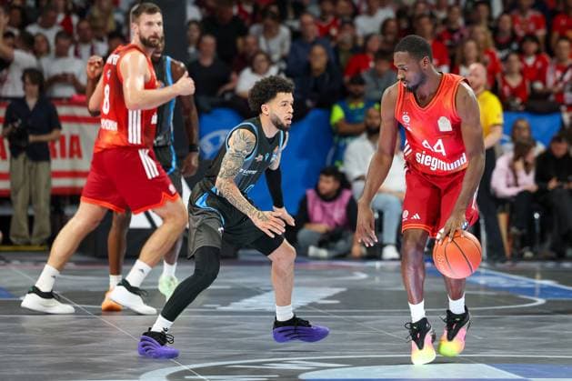 Kamar Baldwin FC Bayern Basketball, 44 with ball with Tavian Dunn Martin Science City Jena, 00 , GER, FC Bayern Basketball vs Science City Jena, Basketball, easycredit Basketball Bundesliga, 1 Matchday, Season 2025 2026, 26 09 2025, GER, FC Bayern Basketball vs Science City Jena, Basketball, easycredit Basketball Bundesliga, 1 Matchday, Season 2025 2026, 26 09 2025 Munich Copyright: xEibner-Pressefoto JennixMaulx EP_JML
