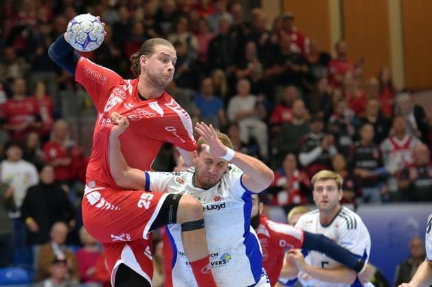 Olle Forsell Schefvert MT Melsungen 25 on the ball , Niklas Weller HSV Hamburg 13 , Oliver Norlyk HSV Hamburg 5 in the back , GER, MT Melsungen Handball Sport Verein Hamburg, Handball, 1 Bundesliga, Matchday 6, Season 2025 2026, 26 09 2025, GER, MT Melsungen HSV Hamburg, Handball, 1 Bundesliga, Matchday 6, Season 2025 2026, 26 09 2025 Kassel Copyright: xEibner-Pressefotox xRolandxSippelx EP_RSL
