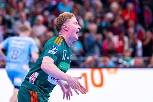 August Pedersen TSV Hannover Burgdorf, No. 17 v l , TSV Hannover Burgdorf green against HC Erlangen light blue on matchday 6 of the 2025 2026 season in the DAIKIN Handball Bundesliga 26 09 2025, ZAG Arena Hannover, GER , Copyright: xJanxGuentherx xTSVxHannover-Burgdorfx