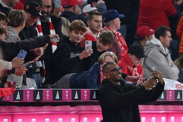 Jerome BOATENG takes selfies with fans,Soccer fans Soccer 1 Bundesliga Season 2025 2026, 5 Matchday, Matchday05 FC Bayern Muenchen SV Werder Bremen 4 0 on 26 09 2025 , A L L I A N Z A R E N A