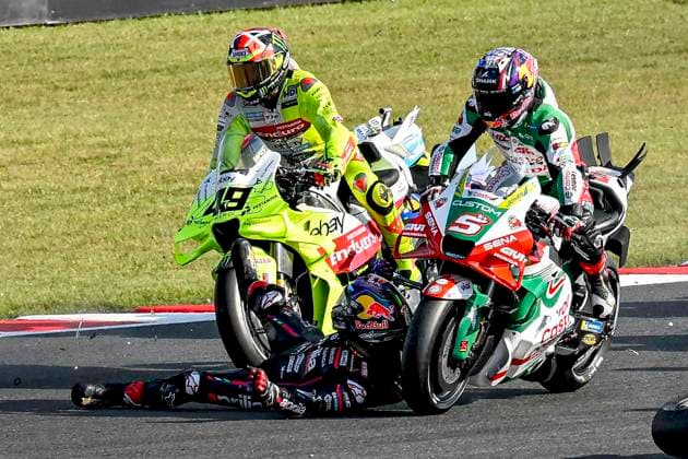 MOTO - MOTO GP - GRAND PRIX OF JAPAN 2025 12 VINALES Maverick (spa), Red Bull KTM Tech 3, KTM RC16 01 MARTIN Jorge (spa), Aprilia Racing Team Gresini, Aprilia RS-GP 2025,, action accident, crash sprint race 05 ZARCO Johann (fra), LCR Honda Castrol, Honda RC213V, action 49 DI GIANNANTONIO Fabio, Pertamina Enduro VR46 Racing Team, Ducati Desmosedici GP25, action during the 2025 MotoGP Motul Grand Prix of Japan on the Twin Ring Motegi Circuit from September 26 to 28, At Motegi, Japan - MotegiJapan  Copyright: xGIGIxSOLDANOx