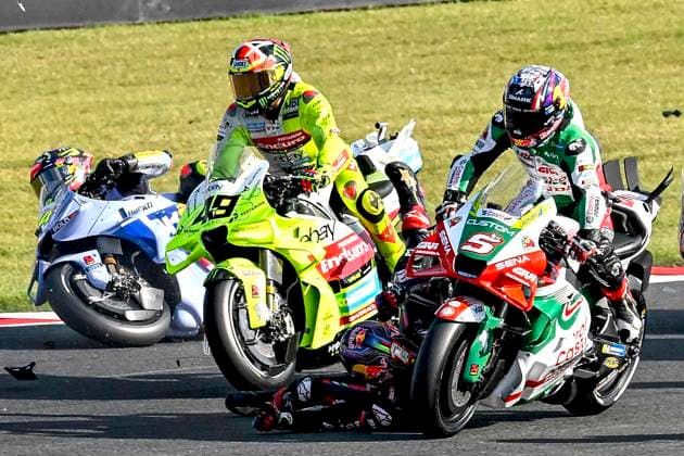 MOTO - MOTO GP - GRAND PRIX OF JAPAN 2025 12 VINALES Maverick (spa), Red Bull KTM Tech 3, KTM RC16 01 MARTIN Jorge (spa), Aprilia Racing Team Gresini, Aprilia RS-GP 2025,, action accident, crash sprint race 05 ZARCO Johann (fra), LCR Honda Castrol, Honda RC213V, action 49 DI GIANNANTONIO Fabio, Pertamina Enduro VR46 Racing Team, Ducati Desmosedici GP25, action during the 2025 MotoGP Motul Grand Prix of Japan on the Twin Ring Motegi Circuit from September 26 to 28, At Motegi, Japan - MotegiJapan  Copyright: xGIGIxSOLDANOx