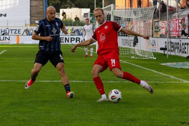 27 09 2025, xhettx, Fussball 3 Liga, SV Waldhof Mannheim Rot Weiss Essen v l Brumme, Lucas 14, RWE clears in front of Felix Lohkemper SV Waldhof Mannheim, 9 DFL DFB REGULATIONS PROHIBIT ANY USE OF PHOTOGRAPHS as IMAGE SEQUENCES and or QUASI VIDEO Mannheim
