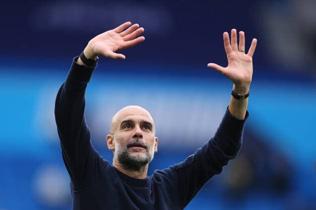 Fußball Premier League Manchester City v Burnley 27. September 2025 Premier League Manchester City v Burnley Manchester City Trainer Pep Guardiola winkt Foto Simon Stacpoole Abseits Manchester UK  Copyright: xSimonxStacpoolexOffside