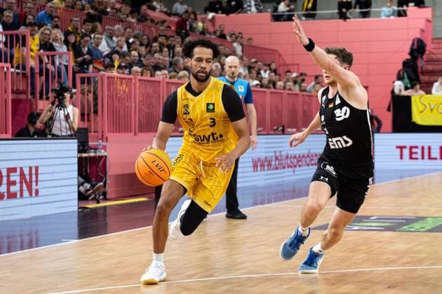 Tigers Tuebingen Nuernberg Falcons, Herren, 2 Bundesliga, Barmer 2 Basketball Bundesliga, pro A, 1 Spieltag, Spielzeit 2025 2025, 27 09 2025 Miles Tention Tigers Tuebingen, 03 beim Zug zum Korb gegen Vincent Friederici Nuernberg Falcons, 30