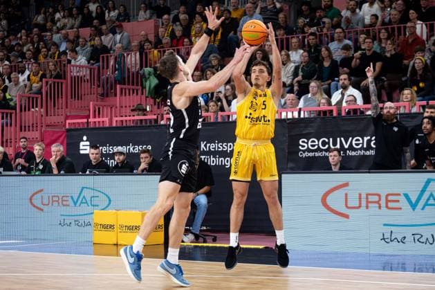 Tigers Tuebingen Nuernberg Falcons, Herren, 2 Bundesliga, Barmer 2 Basketball Bundesliga, pro A, 1 Spieltag, Spielzeit 2025 2025, 27 09 2025 Kaya Bayram Tigers Tuebingen, 05 beim Dreierwurf