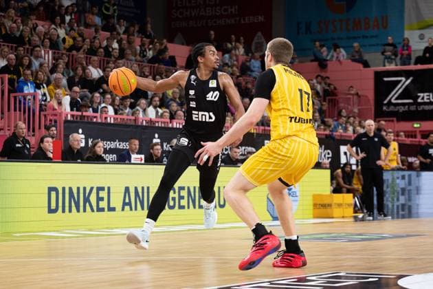 Tigers Tuebingen Nuernberg Falcons, Herren, 2 Bundesliga, Barmer 2 Basketball Bundesliga, pro A, 1 Spieltag, Spielzeit 2025 2025, 27 09 2025 Evan Taylor Nuernberg Falcons, 10 against Lukas Milner Tigers Tuebingen, 17 on drive to the basket