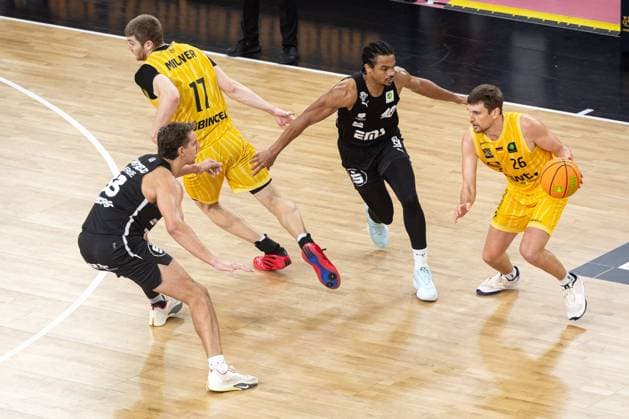Tigers Tuebingen Nuernberg Falcons, Men, 2 Bundesliga, Barmer 2 Basketball Bundesliga, pro A, 1 Matchday, Season 2025 2025, 27 09 2025 Till Joscha Joenke Tigers Tuebingen, 26 with the ball against Evan Taylor Nuernberg Falcons, 10 and Brandton Chatfield Nuernberg Falcons, 33