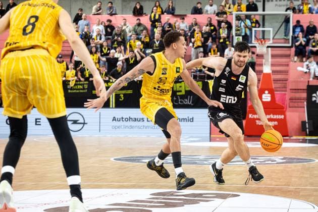 Tigers Tuebingen Nuernberg Falcons, Herren, 2 Bundesliga, Barmer 2 Basketball Bundesliga, pro A, 1 Spieltag, Spielzeit 2025 2025, 27 09 2025 Tim Koepple Nuernberg Falcons, 05 beim Zug zum korb gegen Isaiah Sanders Tigers Tuebingen, 10