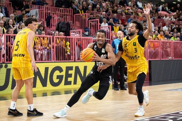 Tigers Tuebingen Nuernberg Falcons, Herren, 2 Bundesliga, Barmer 2 Basketball Bundesliga, pro A, 1 Spieltag, Spielzeit 2025 2025, 27 09 2025 Evan Taylor Nuernberg Falcons, 10 mit dem Drive gegen Miles Tention Tigers Tuebingen, 03