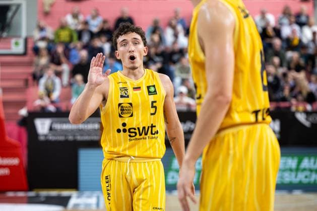 Tigers Tuebingen Nuernberg Falcons, Herren, 2 Bundesliga, Barmer 2 Basketball Bundesliga, pro A, 1 Spieltag, Spielzeit 2025 2025, 27 09 2025 Kaya Bayram Tigers Tuebingen, 05 fordert seinen Mitspieler zum Werfen auf
