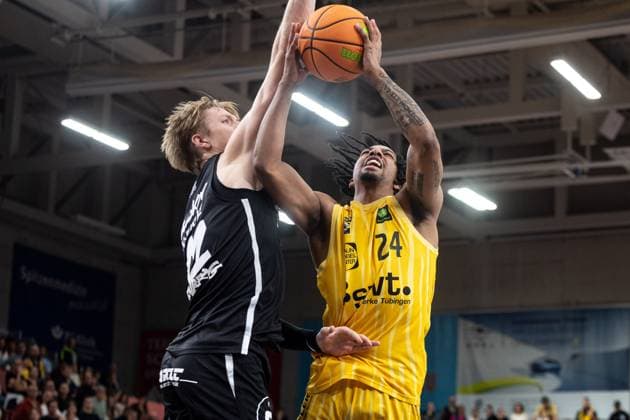 Tigers Tuebingen Nuernberg Falcons, Herren, 2 Bundesliga, Barmer 2 Basketball Bundesliga, pro A, 1 Spieltag, Spielzeit 2025 2025, 27 09 2025 Jacobi Wood Tigers Tuebingen, 24 against Trevor Baskin Nuernberg Falcons, 22 at the basket