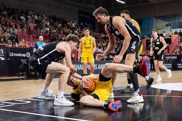 Tigers Tuebingen Nuernberg Falcons, Herren, 2 Bundesliga, Barmer 2 Basketball Bundesliga, pro A, 1 Spieltag, Spielzeit 2025 2025, 27 09 2025 Lukas Milner Tigers Tuebingen, 17 fights on the ground for the ball against several Nuernberg players
