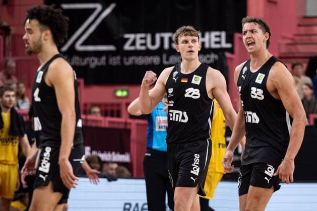 Tigers Tuebingen Nuernberg Falcons, Herren, 2 Bundesliga, Barmer 2 Basketball Bundesliga, pro A, 1 Spieltag, Spielzeit 2025 2025, 27 09 2025 Tom Stoiber Nuernberg Falcons, 28 mit geballter Faust nach dem Sieg