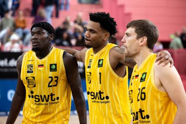 Tigers Tuebingen Nuernberg Falcons, Herren, 2 Bundesliga, Barmer 2 Basketball Bundesliga, pro A, 1 Spieltag, Spielzeit 2025 2025, 27 09 2025 Bernard Pelote Tigers Tuebingen, 01 , Melkisedek Moreaux Tigers Tuebingen, 23 and Till Joscha Joenke Tigers Tuebingen, 26 dejected after the defeat