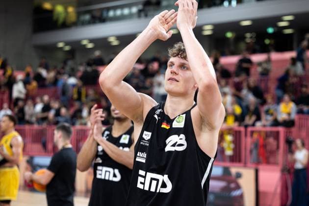Tigers Tuebingen Nuernberg Falcons, Herren, 2 Bundesliga, Barmer 2 Basketball Bundesliga, pro A, 1 Spieltag, Spielzeit 2025 2025, 27 09 2025 Tom Stoiber Nuernberg Falcons, 28 celebrates after the victory