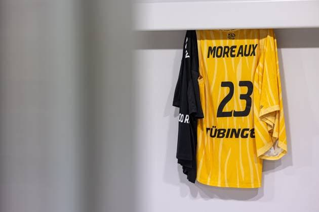 Tigers Tuebingen Nuernberg Falcons, Herren, 2 Bundesliga, Barmer 2 Basketball Bundesliga, pro A, 1 Spieltag, Spielzeit 2025 2025, 27 09 2025 The jersey of Melkisedek Moreaux Tigers Tuebingen, 23 in the dressing room before the start of the game