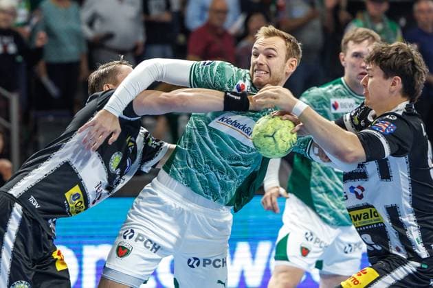 Berlin, 28 09 25, Handball Bundesliga, Fuechse Berlin ThSV Eisenach , Matchday 6, Max Schmeling Halle Mathias Gidsel Fuechse Berlin fights for the ball against Oskar Joelsson ThSV Eisenach Fuechse Berlin ThSV Eisenach