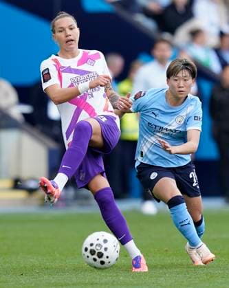 Manchester, England, 28th September 2025. Elena Linari of London City Lionesses (L) is challenged by Aoba Fujino of Manchester City during the Manchester City Women vs London City Lionesses Barclays Women s Super League match at the Academy Stadium, Manchester. Picture credit should read: Andrew Yates Sportimage EDITORIAL USE ONLY. No use with unauthorised audio, video, data, fixture lists, club league logos or live services. Online in-match use limited to 120 images, no video emulation. No use in betting, games or single club league player publications. SPI_047_AY_MANCITY_LONDON SPI-4171-0082