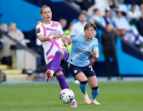 Manchester, England, 28th September 2025. Elena Linari of London City Lionesses (L) is challenged by Aoba Fujino of Manchester City during the Manchester City Women vs London City Lionesses Barclays Women s Super League match at the Academy Stadium, Manchester. Picture credit should read: Andrew Yates Sportimage EDITORIAL USE ONLY. No use with unauthorised audio, video, data, fixture lists, club league logos or live services. Online in-match use limited to 120 images, no video emulation. No use in betting, games or single club league player publications. SPI_046_AY_MANCITY_LONDON SPI-4171-0081