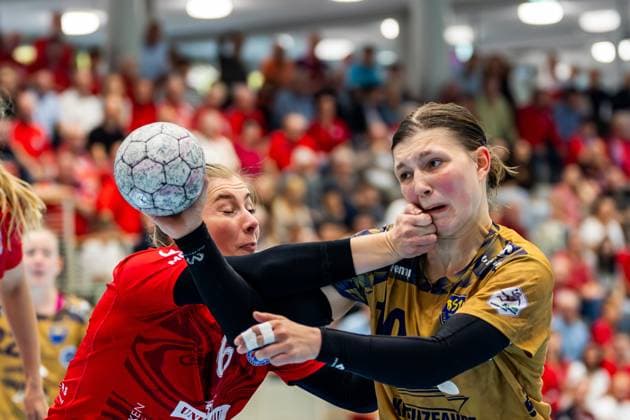 28 09 2025, GER, Handball, Women, Season 2025 2026, DHB Pokal 2 Runde Achtelfinale, Thueringer HC Buxtehuder SV Anika Hampel Buxtehuder SV , Nathalie Hendrikse Thueringer HC,6 99947 Bad Langensalza Salza Halle Sporthalle Mehrz Thüringen Germany