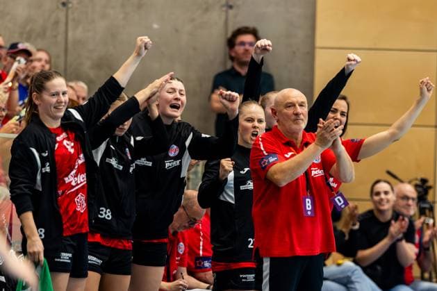 28 09 2025, GER, Handball, Women, Season 2025 2026, DHB Pokal 2 Runde Achtelfinale, Thueringer HC Buxtehuder SV Herbert Mueller Thueringer HC,Trainer , Julie Holm Thueringer HC,8 , Kim Ott Thueringer HC,25 , Rikke Hoffbeck Petersen Thueringer HC,22 99947 Bad Langensalza Salza Halle Sporthalle Mehrz Thüringen Germany