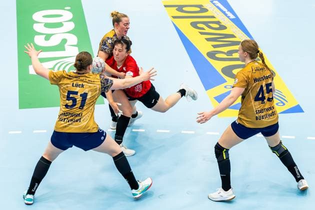 28 09 2025, GER, Handball, Women, Season 2025 2026, DHB Pokal 2 Runde Achtelfinale, Thueringer HC Buxtehuder SV Natsuki Aizawa Thueringer HC,23 , Lin Elisabeth Lueck Buxtehuder SV , Jolina Huhnstock Buxtehuder SV , Levke Kretschmann Buxtehuder SV 99947 Bad Langensalza Salza Halle Sporthalle Mehrz Thüringen Germany