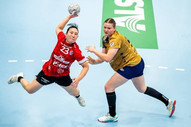 28 09 2025, GER, Handball, Women, Season 2025 2026, DHB Pokal 2 Runde Achtelfinale, Thueringer HC Buxtehuder SV Natsuki Aizawa Thueringer HC,23 , Lin Elisabeth Lueck Buxtehuder SV 99947 Bad Langensalza Salza Halle Sporthalle Mehrz Thüringen Germany