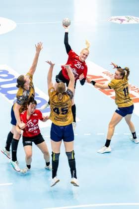 28 09 2025, GER, Handball, Women, Season 2025 2026, DHB Pokal 2 Runde Achtelfinale, Thueringer HC Buxtehuder SV Isabelle Doelle Buxtehuder SV , Johanna Reichert Thueringer HC,29 , Lin Elisabeth Lueck Buxtehuder SV , Jolina Huhnstock Buxtehuder SV , Natsuki Aizawa Thueringer HC,23 99947 Bad Langensalza Salza Halle Sporthalle Mehrz Thüringen Germany