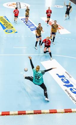28 09 2025, GER, Handball, Women, Season 2025 2026, DHB Cup 2 Round Round of 16, Thueringer HC Buxtehuder SV Oliwia Kaminska Buxtehuder SV , Johanna Reichert Thueringer HC,29 99947 Bad Langensalza Salza Halle Sporthalle Mehrz Thüringen Germany