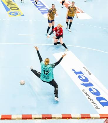 28 09 2025, GER, Handball, Women, Season 2025 2026, DHB Cup 2 Round Round of 16, Thueringer HC Buxtehuder SV Oliwia Kaminska Buxtehuder SV , Johanna Reichert Thueringer HC,29 99947 Bad Langensalza Salza Halle Sporthalle Mehrz Thüringen Germany