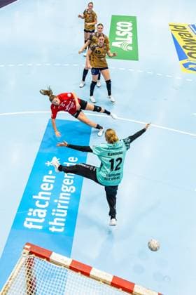 28 09 2025, GER, Handball, Women, Season 2025 2026, DHB Pokal 2 Runde Achtelfinale, Thueringer HC Buxtehuder SV Julie Holm Thueringer HC,8 , Oliwia Kaminska Buxtehuder SV 99947 Bad Langensalza Salza Halle Sporthalle Mehrz Thüringen Germany